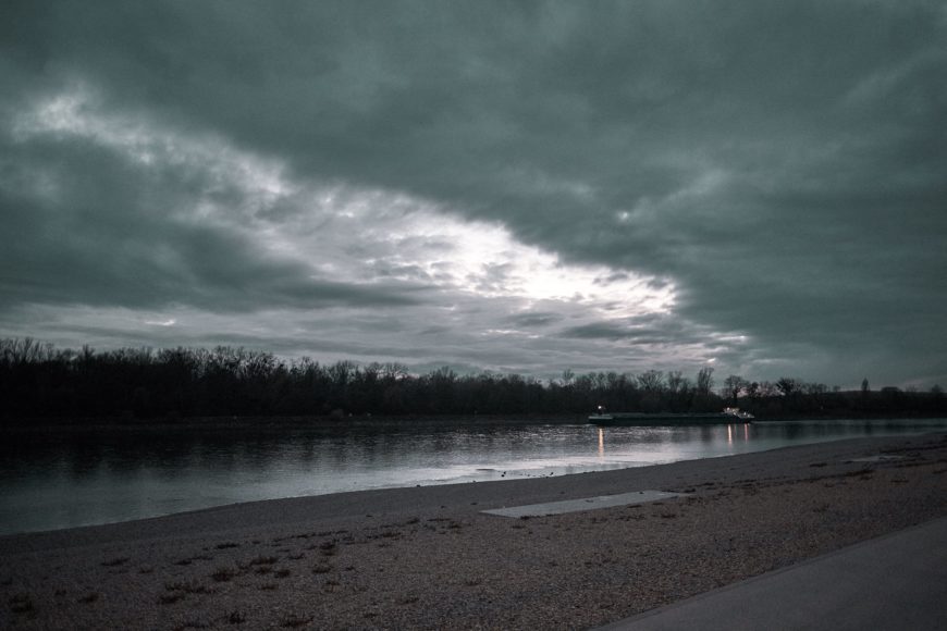 Düstere Stimmung am Strandbad in Mannheim